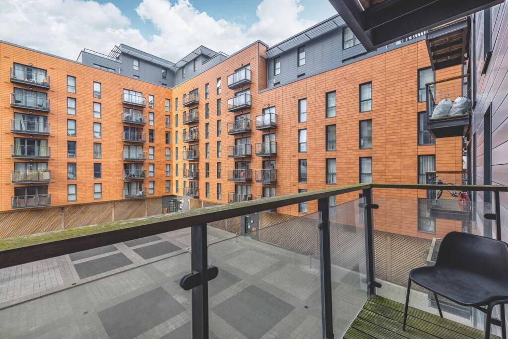 2 Bed At Slough Station & Parking - London In 20 Mins Apartment Bagian luar foto