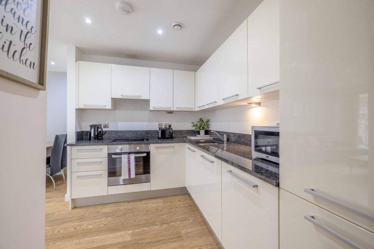 2 Bed At Slough Station & Parking - London In 20 Mins Apartment Bagian luar foto