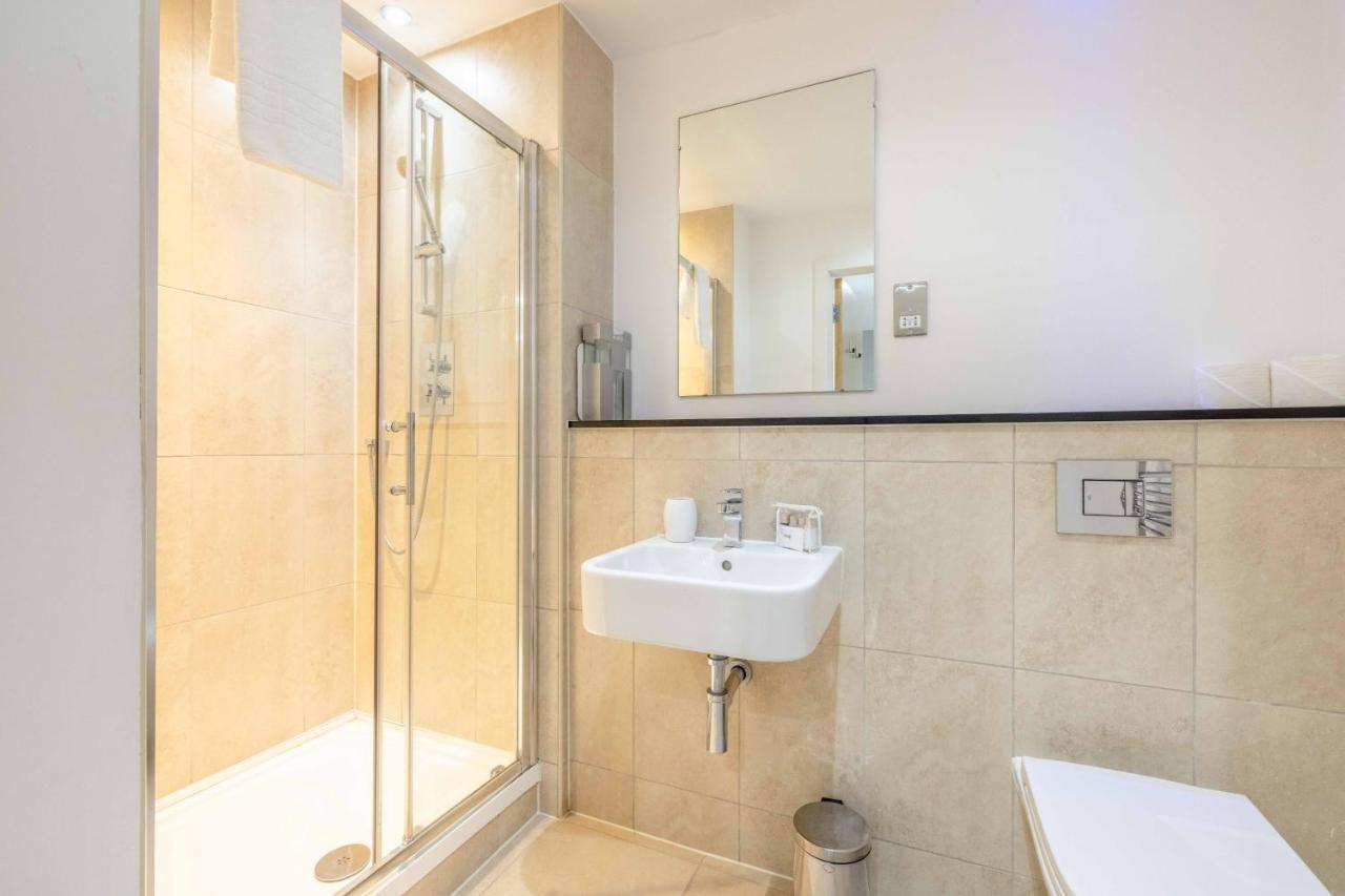 2 Bed At Slough Station & Parking - London In 20 Mins Apartment Bagian luar foto