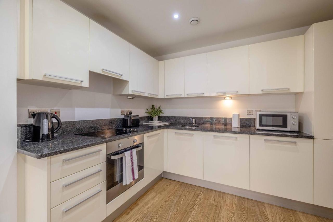 2 Bed At Slough Station & Parking - London In 20 Mins Apartment Bagian luar foto