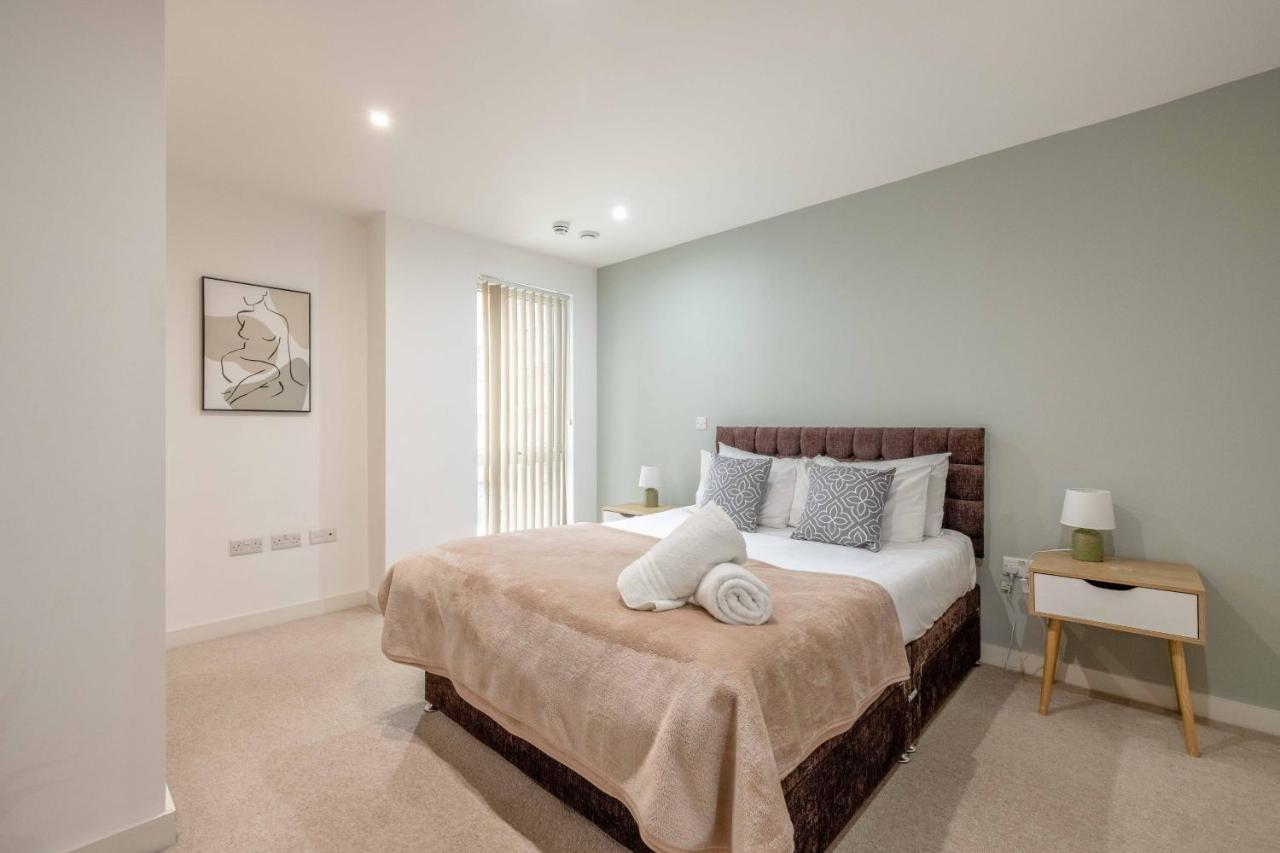 2 Bed At Slough Station & Parking - London In 20 Mins Apartment Bagian luar foto