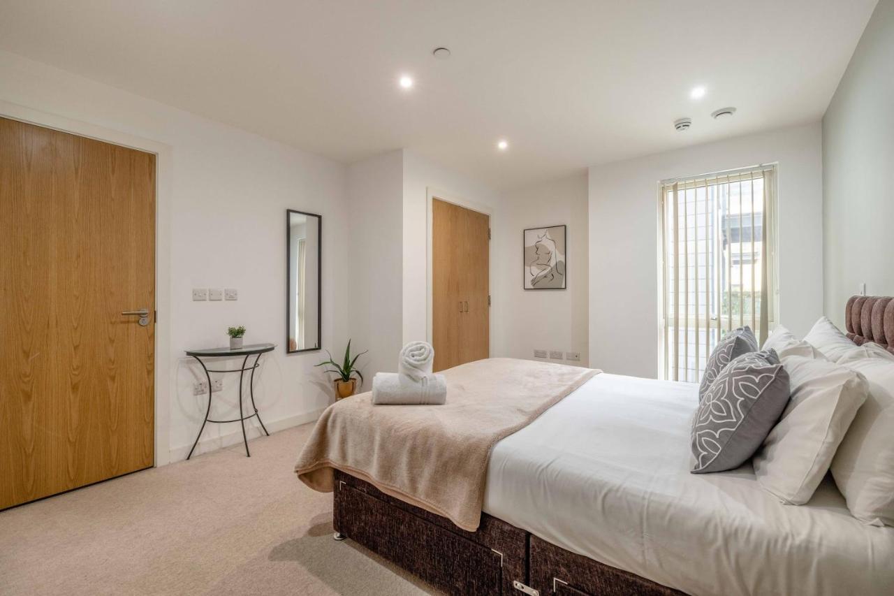 2 Bed At Slough Station & Parking - London In 20 Mins Apartment Bagian luar foto