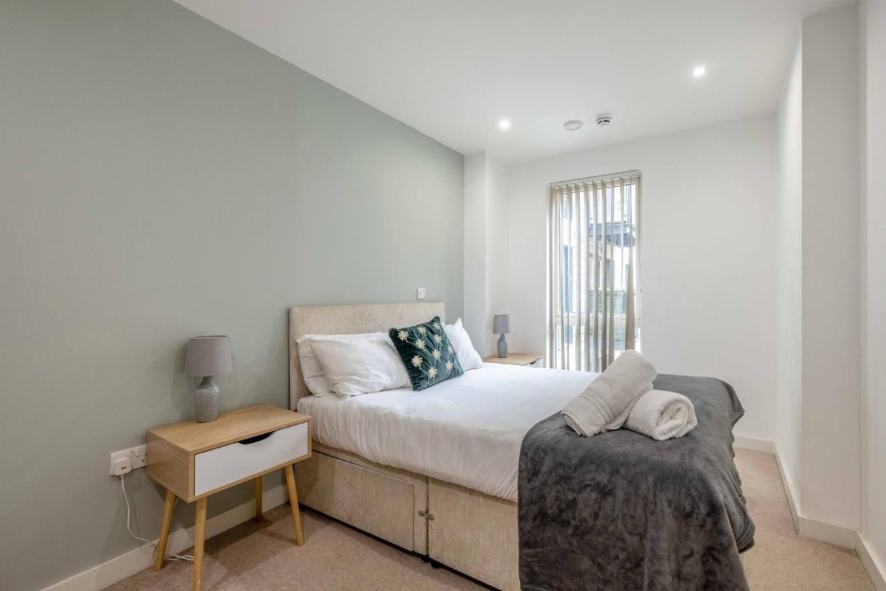 2 Bed At Slough Station & Parking - London In 20 Mins Apartment Bagian luar foto