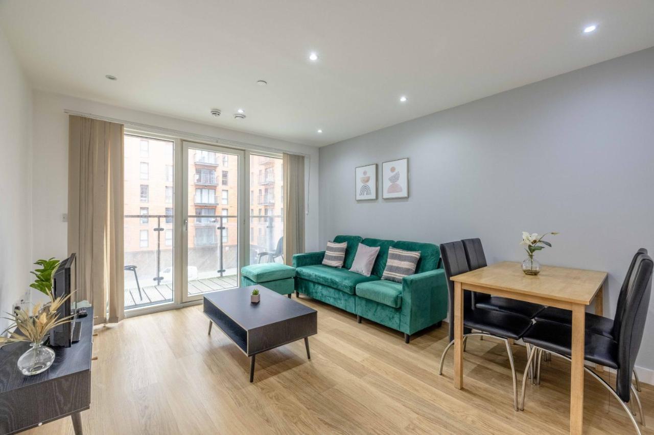 2 Bed At Slough Station & Parking - London In 20 Mins Apartment Bagian luar foto