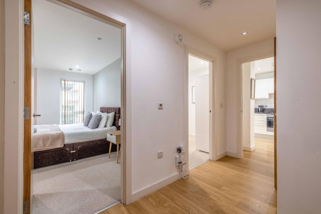2 Bed At Slough Station & Parking - London In 20 Mins Apartment Bagian luar foto