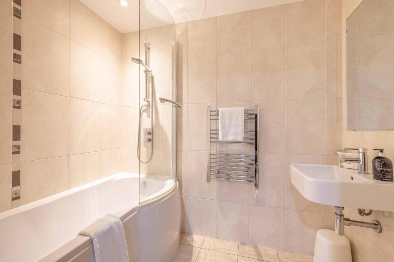 2 Bed At Slough Station & Parking - London In 20 Mins Apartment Bagian luar foto