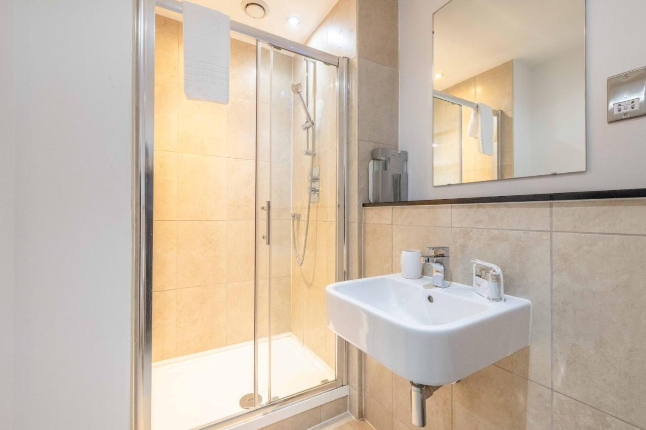 2 Bed At Slough Station & Parking - London In 20 Mins Apartment Bagian luar foto